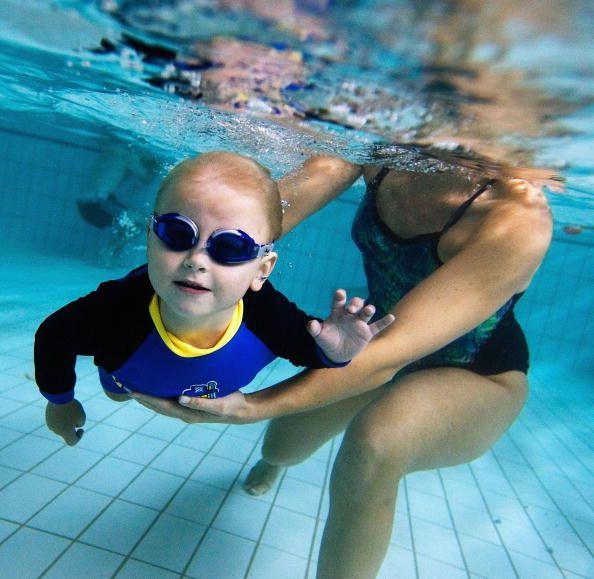 سن و آموزش شنا به کودکان در خمینی شهر - آموزش شنا کودکان - آموزش شنا خردسالان | آکادمی شنا خمینی شهر